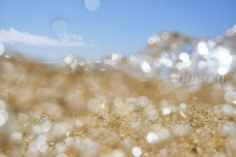 在一个阳光明媚的夏日，康沃尔的Pedn Vounder海滩，海浪闯入了摄像机。